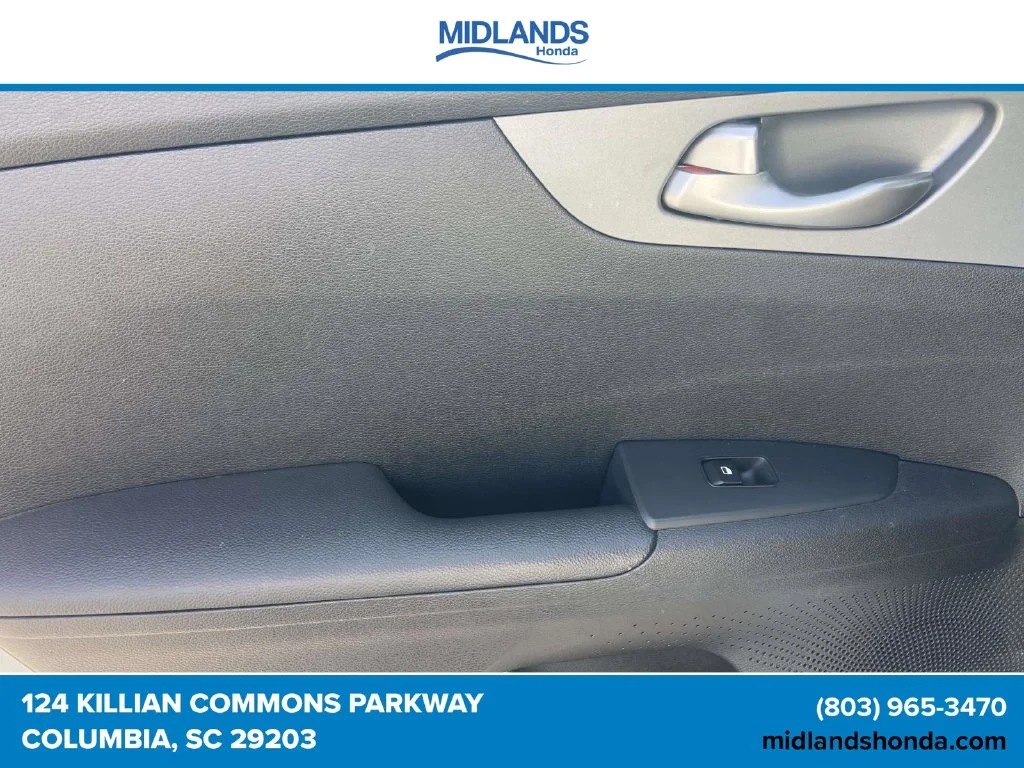 Used 2021 Snow White Pearl Kia LXS image 11