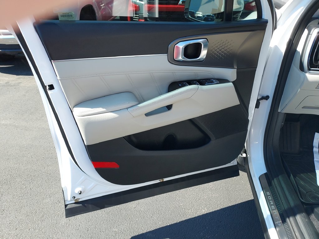 Used 2025 White Kia SX image 14