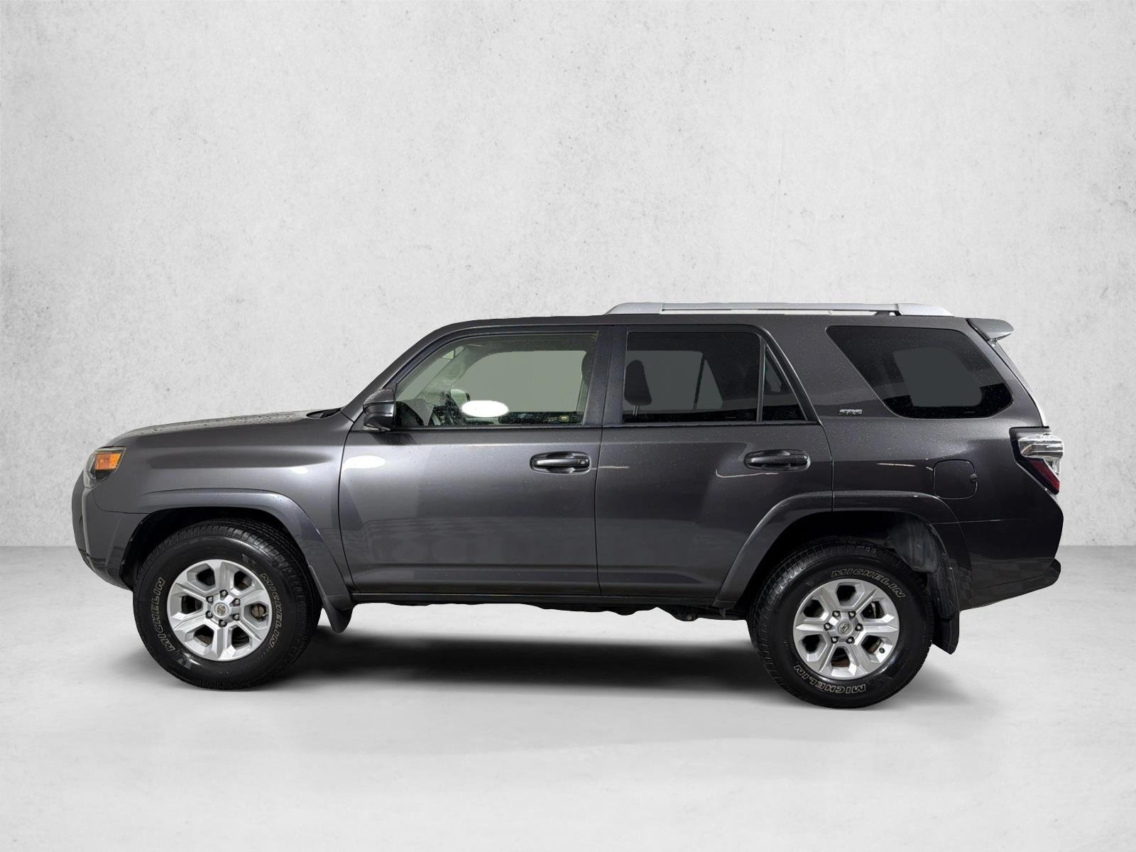 Used 2016 Magnetic Gray Metallic Toyota SR5 image 7