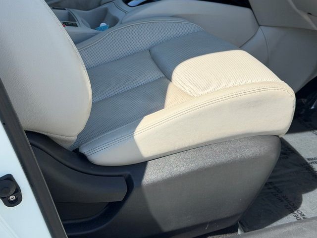 Used 2022 White Nissan SL image 36