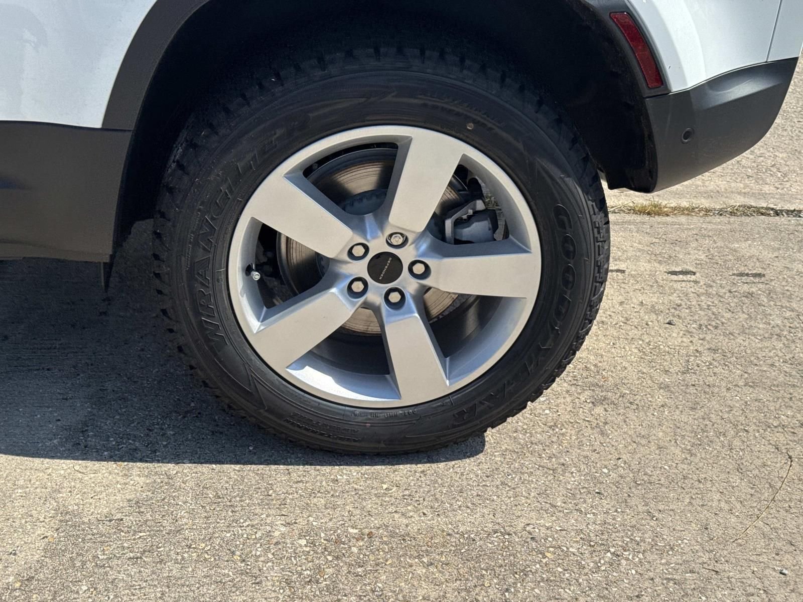 New 2026 Fuji White Land Rover S image 3