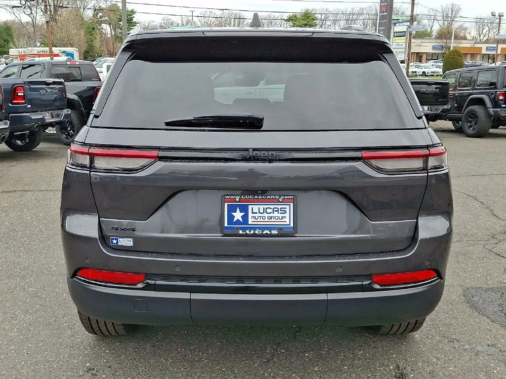 Used 2023 Baltic Gray Metallic Clearcoat Jeep Altitude image 10