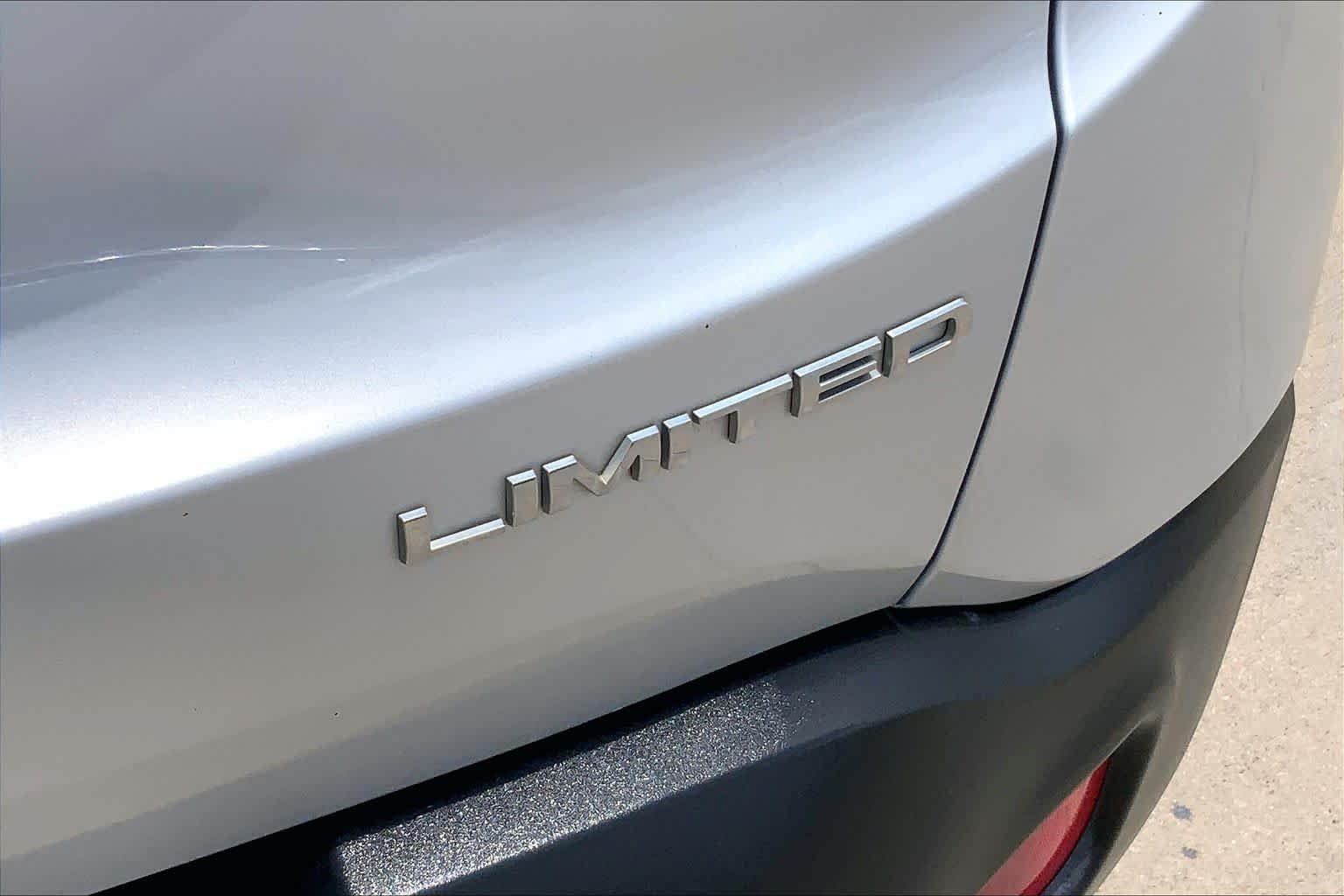 Used 2016 Glacier Metallic Jeep Limited image 10