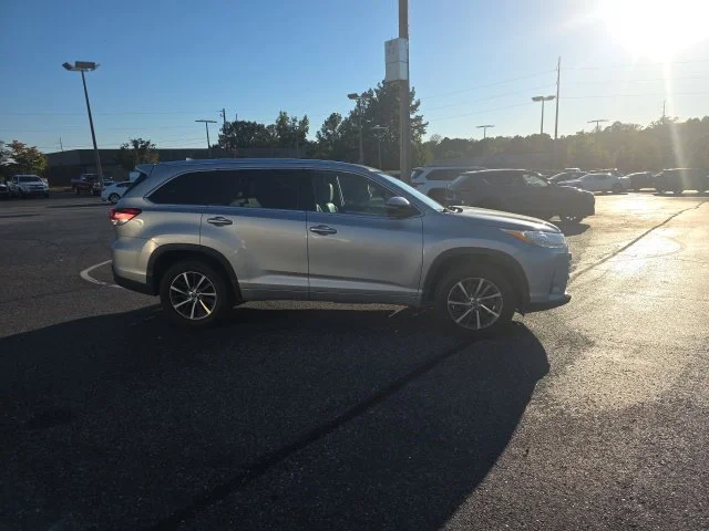 Used 2018 Silver Toyota XLE image 2