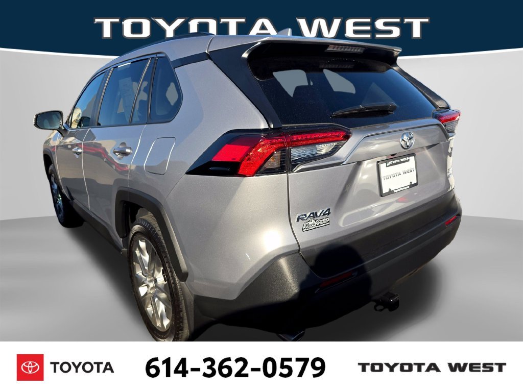 Used 2025 Silver Toyota XLE Premium image 4