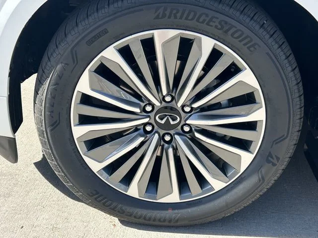 New 2027 RADIANT WHITE INFINITI Luxe 4WD image 10
