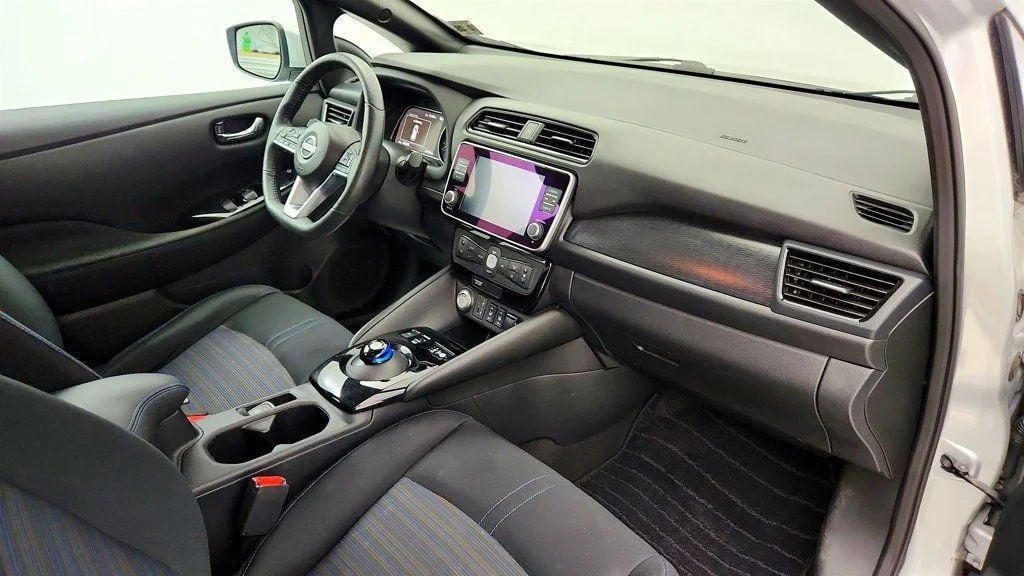 Used 2023 Brilliant Silver Metallic Nissan SV PLUS Hatchback w/ 212-Mile Range & ProPILOT Assist image 25