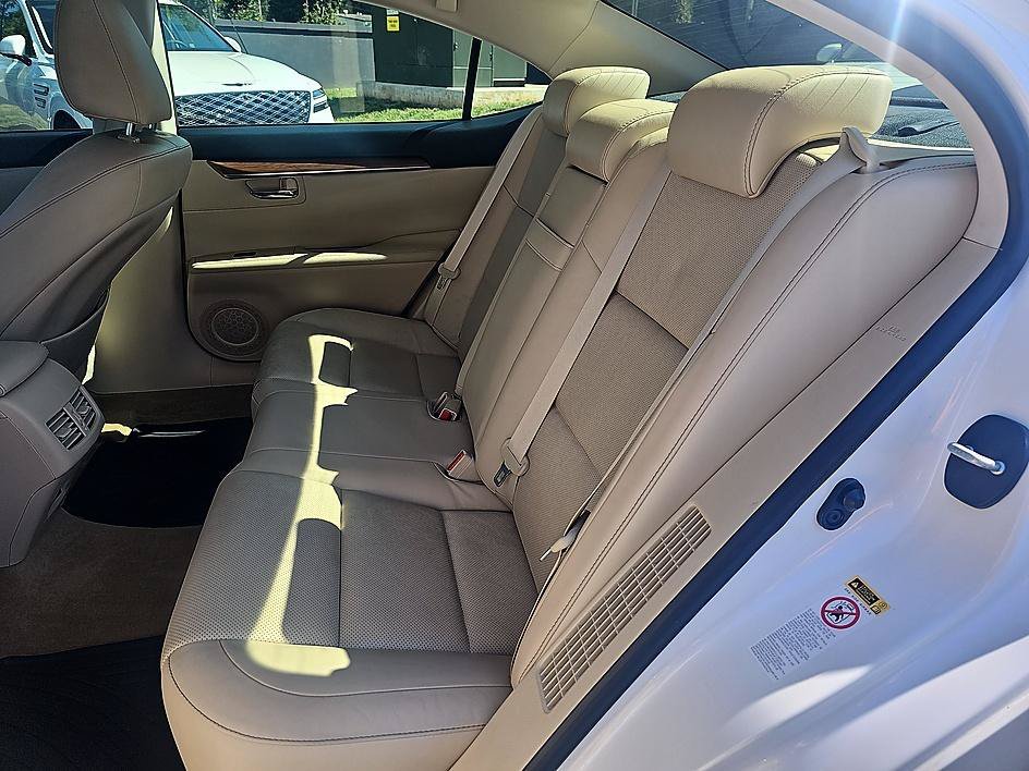 Used 2015 Starfire Pearl Lexus Hybrid image 30