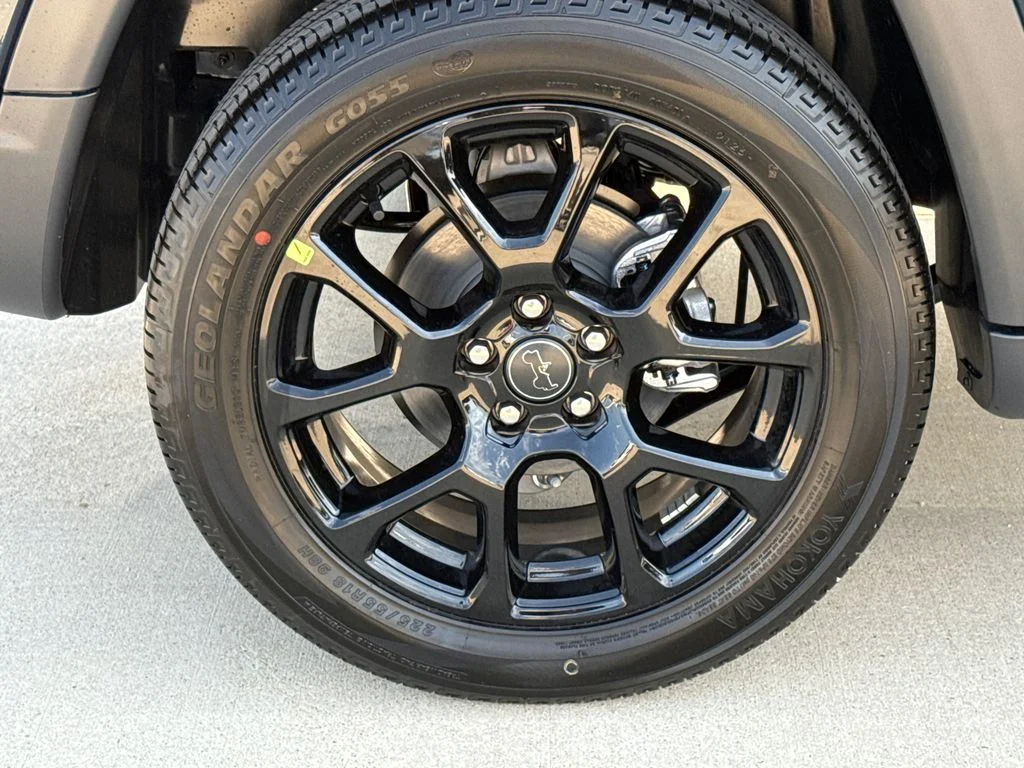 New 2026 Fathom Blue Pearl-Coat Exterior Paint Jeep Latitude image 9