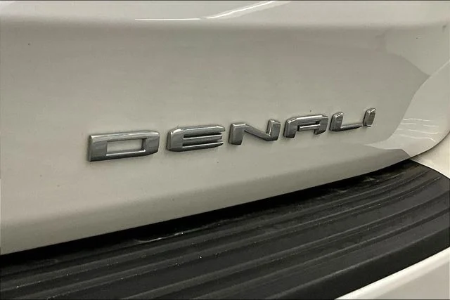 Used 2023 White Frost Tricoat GMC Denali Ultimate image 9