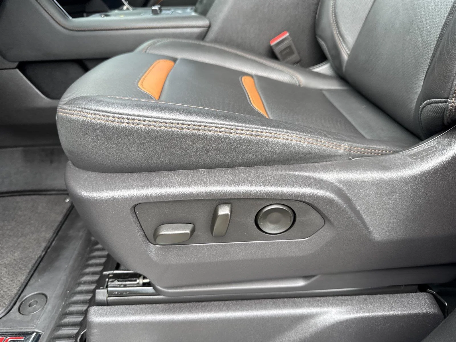 Used 2025 Sterling Metallic GMC AT4 image 12