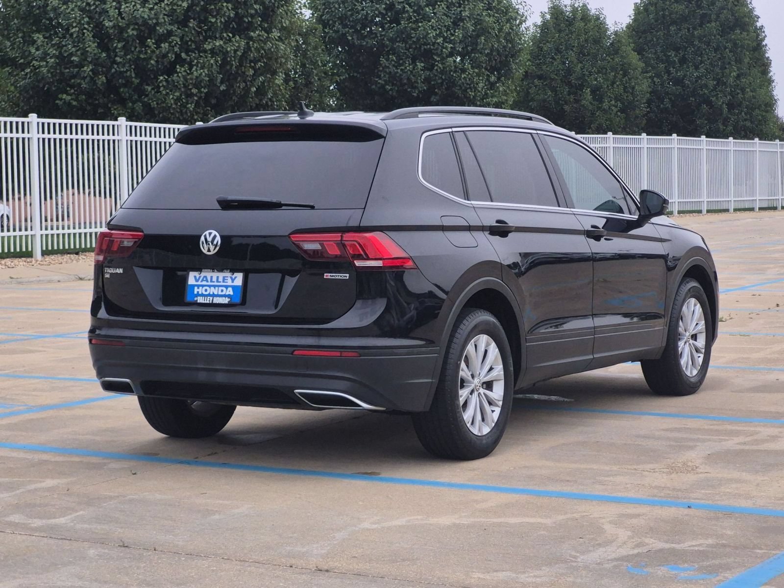 Used 2019 Deep Black Volkswagen SE image 6