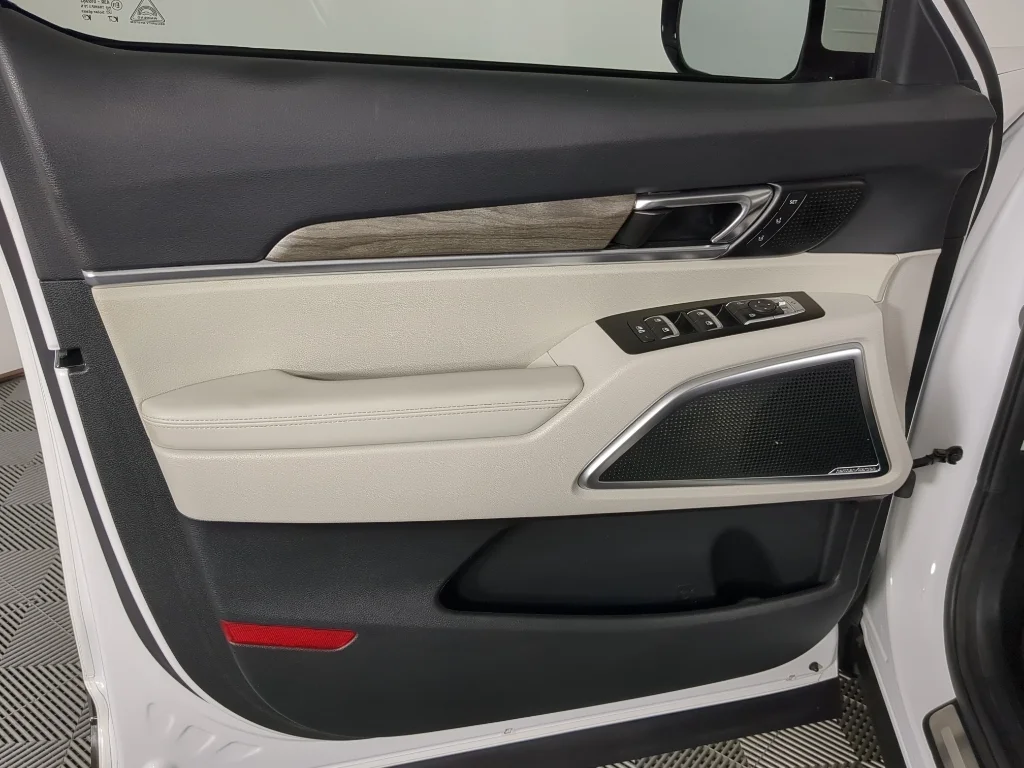 Used 2020 White Kia SX image 11