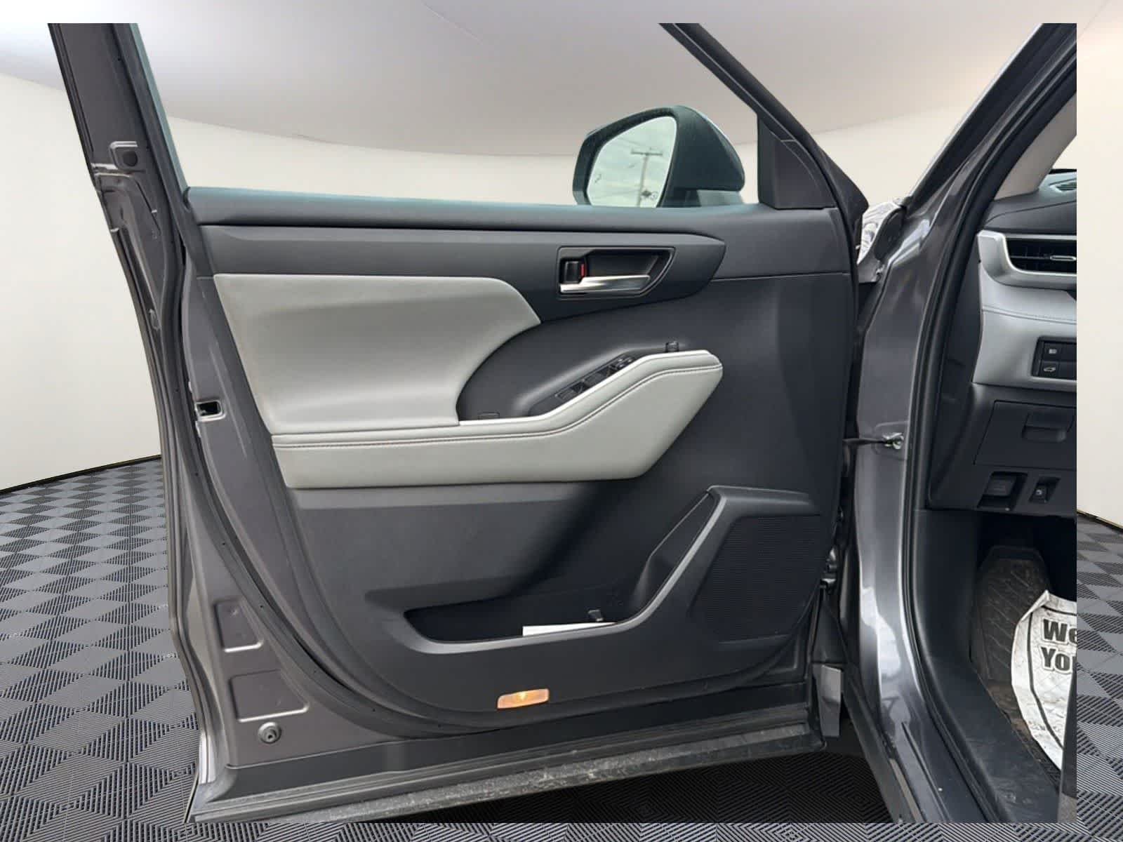 2022 Toyota Highlander XLE - Photo 9