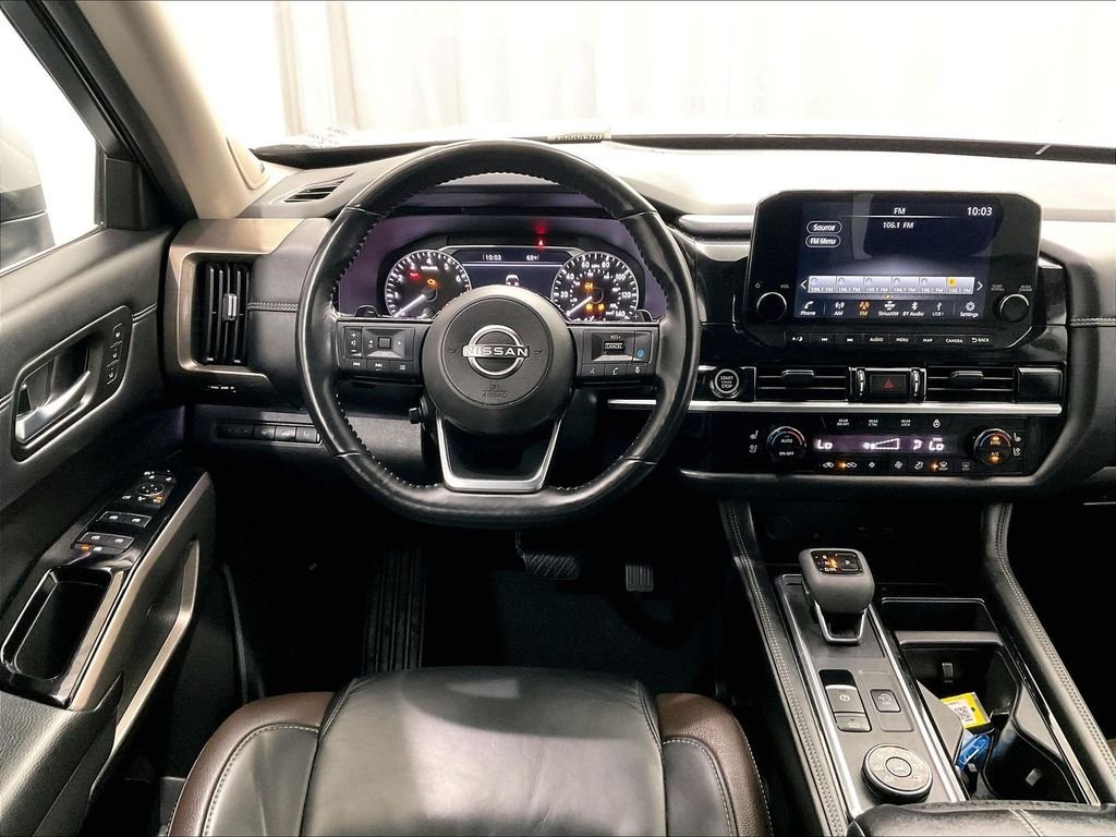 Used 2023 Silver Nissan Platinum image 18