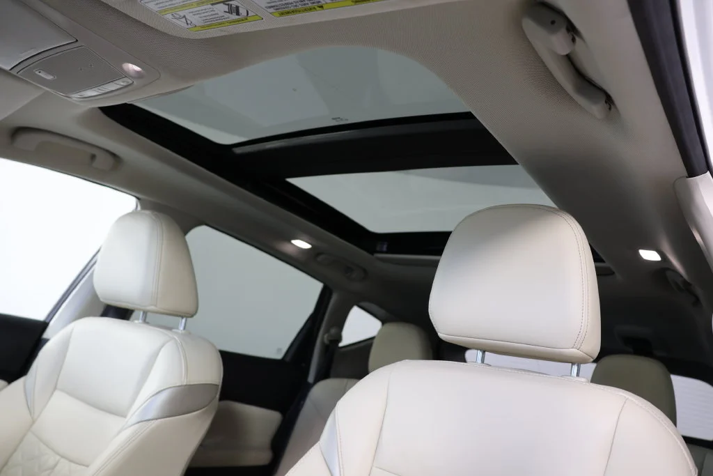 Used 2023 Pearl White Nissan Platinum image 18