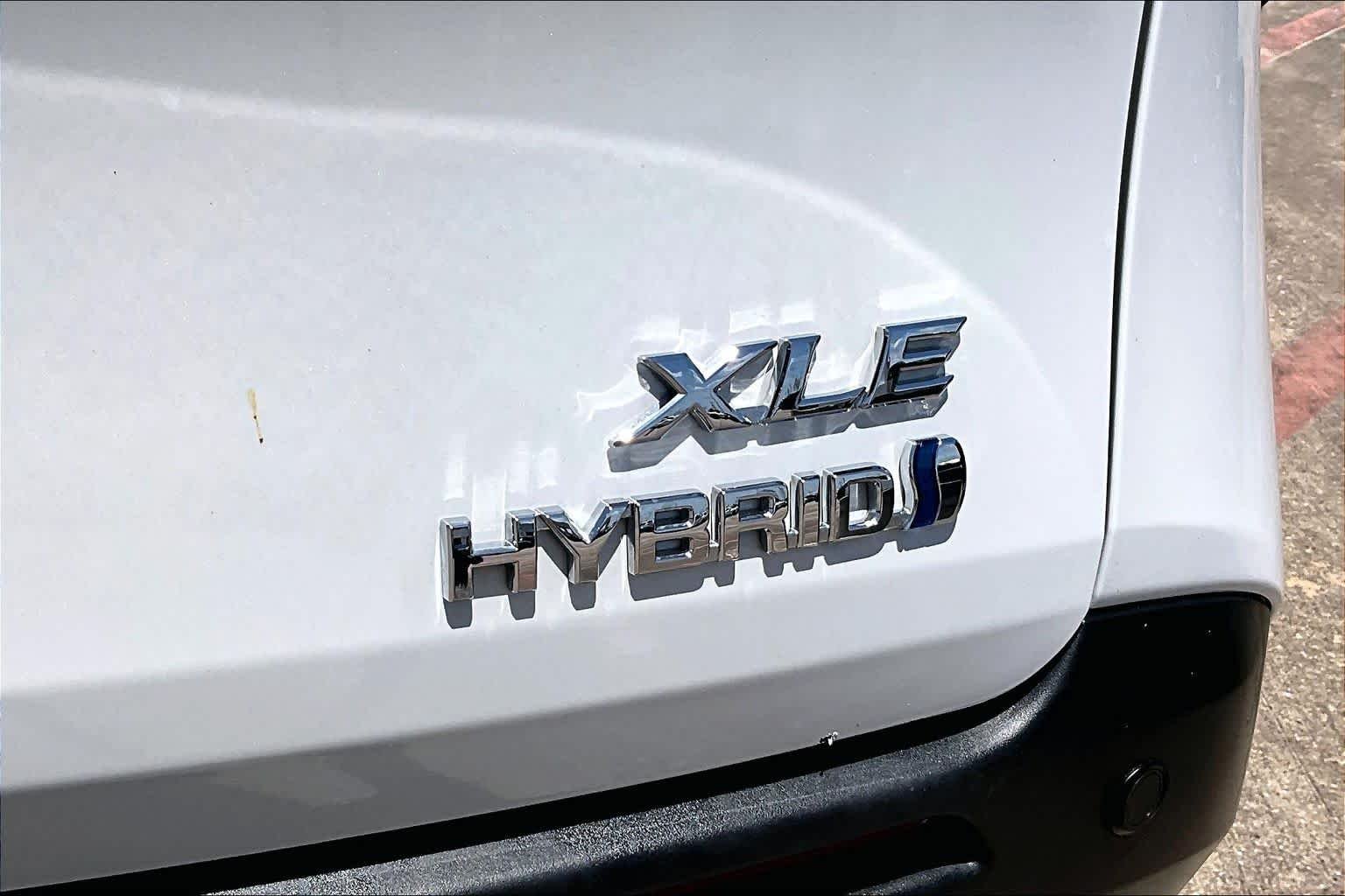 Used 2024 Wind Chill Pearl Toyota XLE image 10