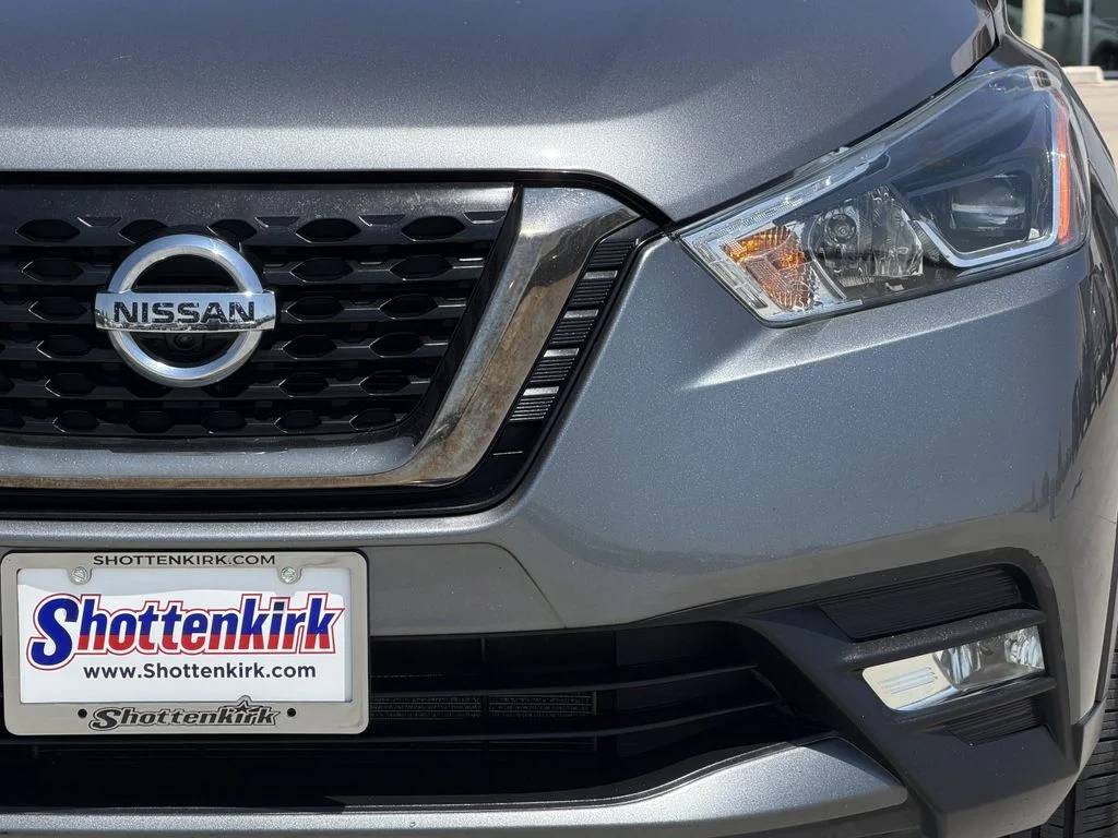 Used 2019 Gray Nissan SR image 8