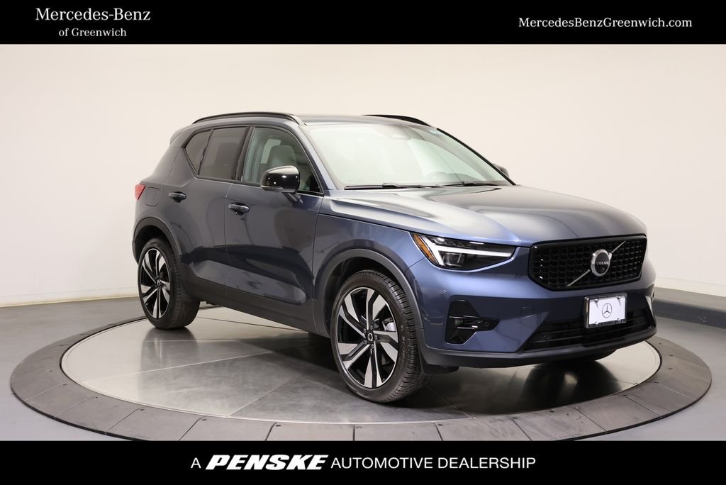 2026 Volvo XC40 B5 Ultra Dark AWD's photo