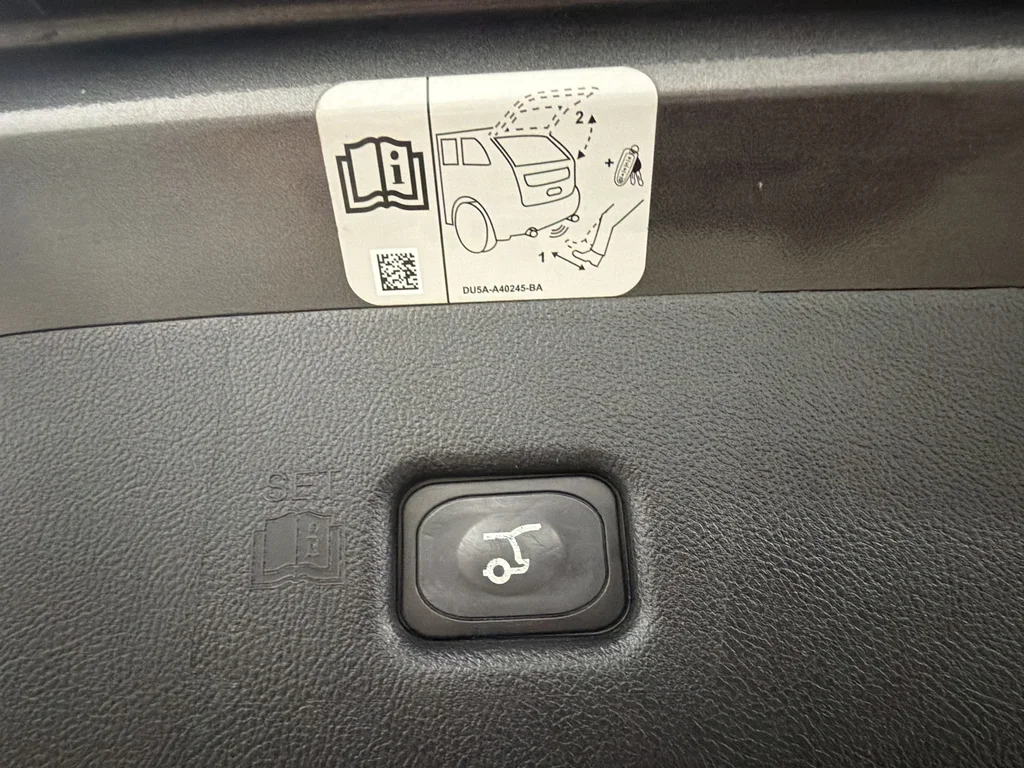 Used 2017 Gray Lincoln Reserve image 33