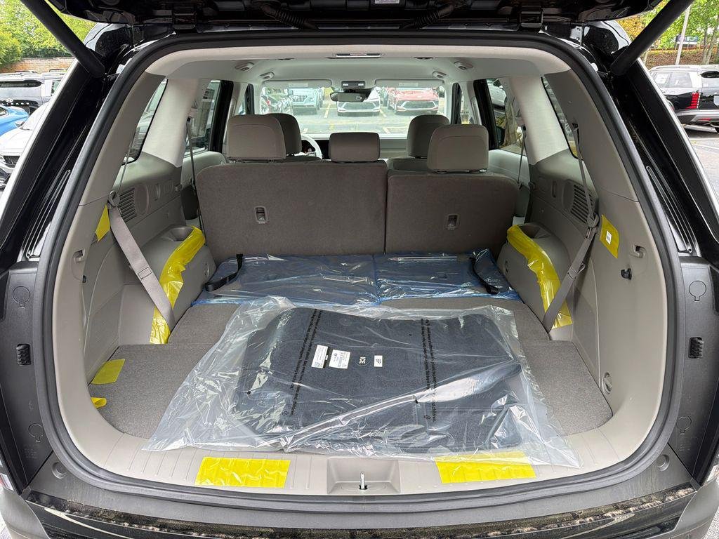 New 2026 Black Hyundai SE FWD image 18