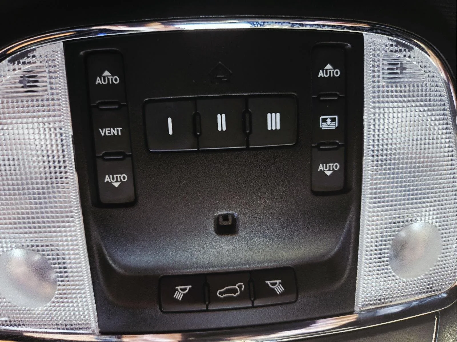 Used 2019 Diamond Black Crystal Pearlcoat Jeep Overland image 35