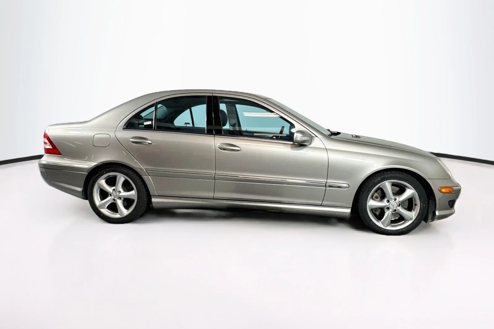 Used 2005 Gold Mercedes-Benz 1.8L image 4
