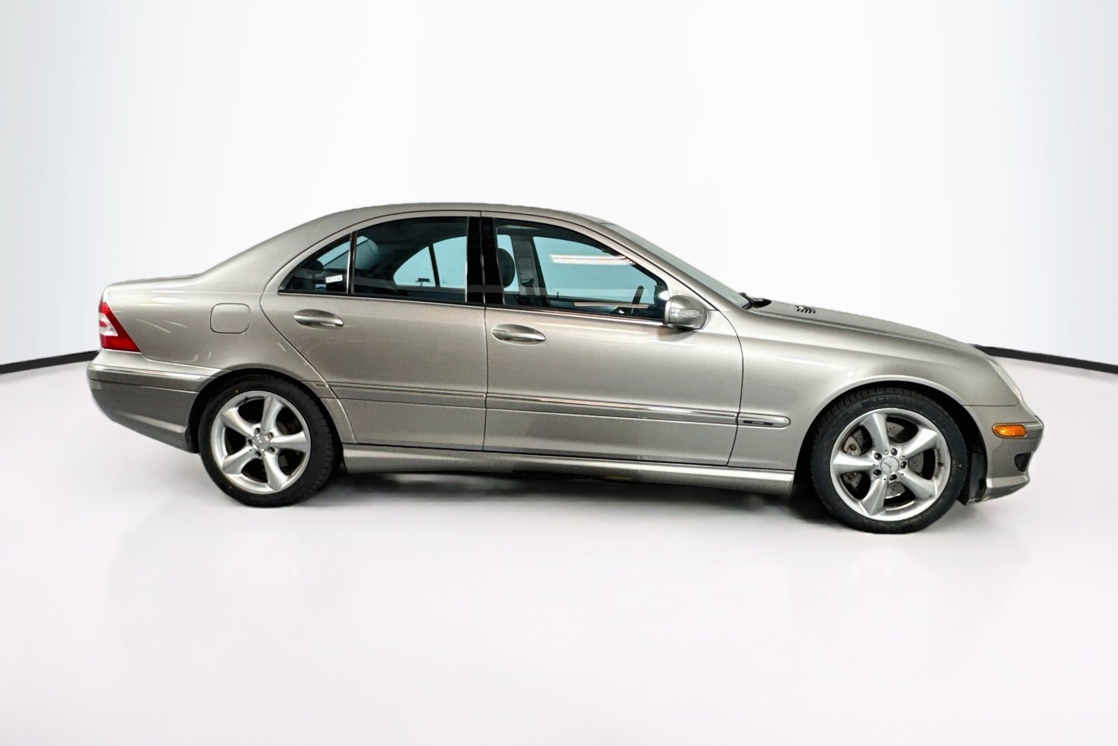 Used 2005 Gold Mercedes-Benz 1.8L image 4