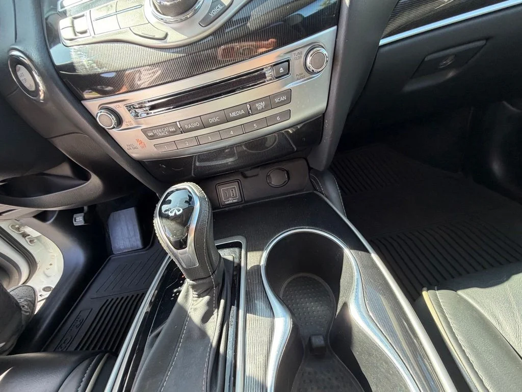Used 2019 White INFINITI LUXE image 28