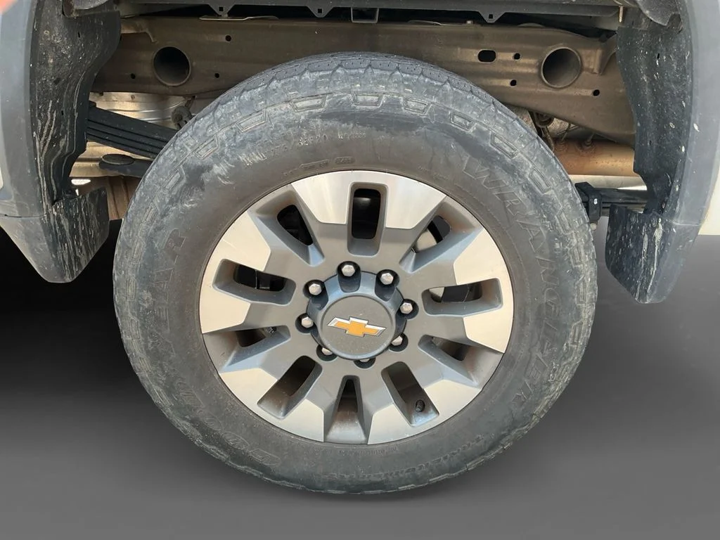 Used 2024 White Chevrolet Custom image 11