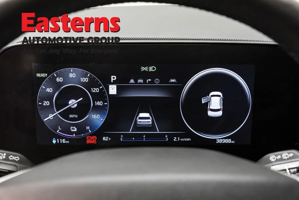 Used 2023 White Kia Wave image 18
