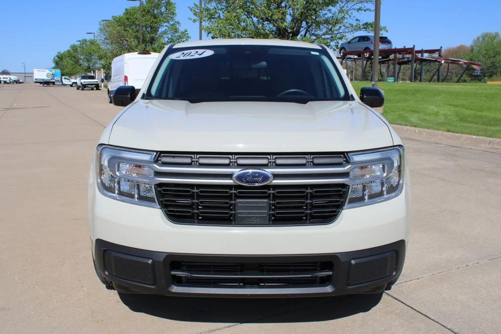 Used 2024  Ford Lariat image 2