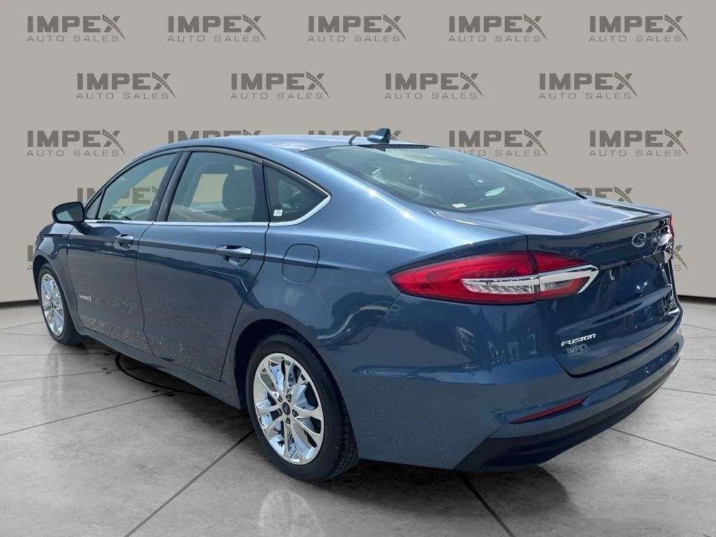 Used 2019 Blue Ford SE image 2