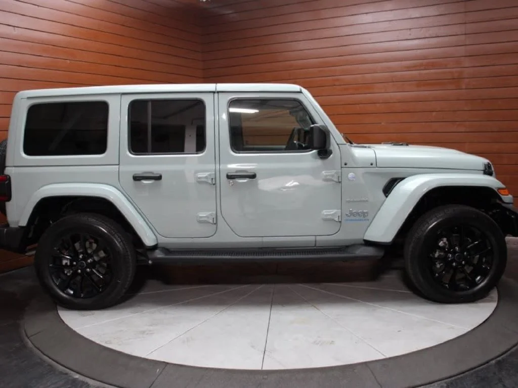Used 2024 Earl Clearcoat Jeep Sahara 4xe image 33