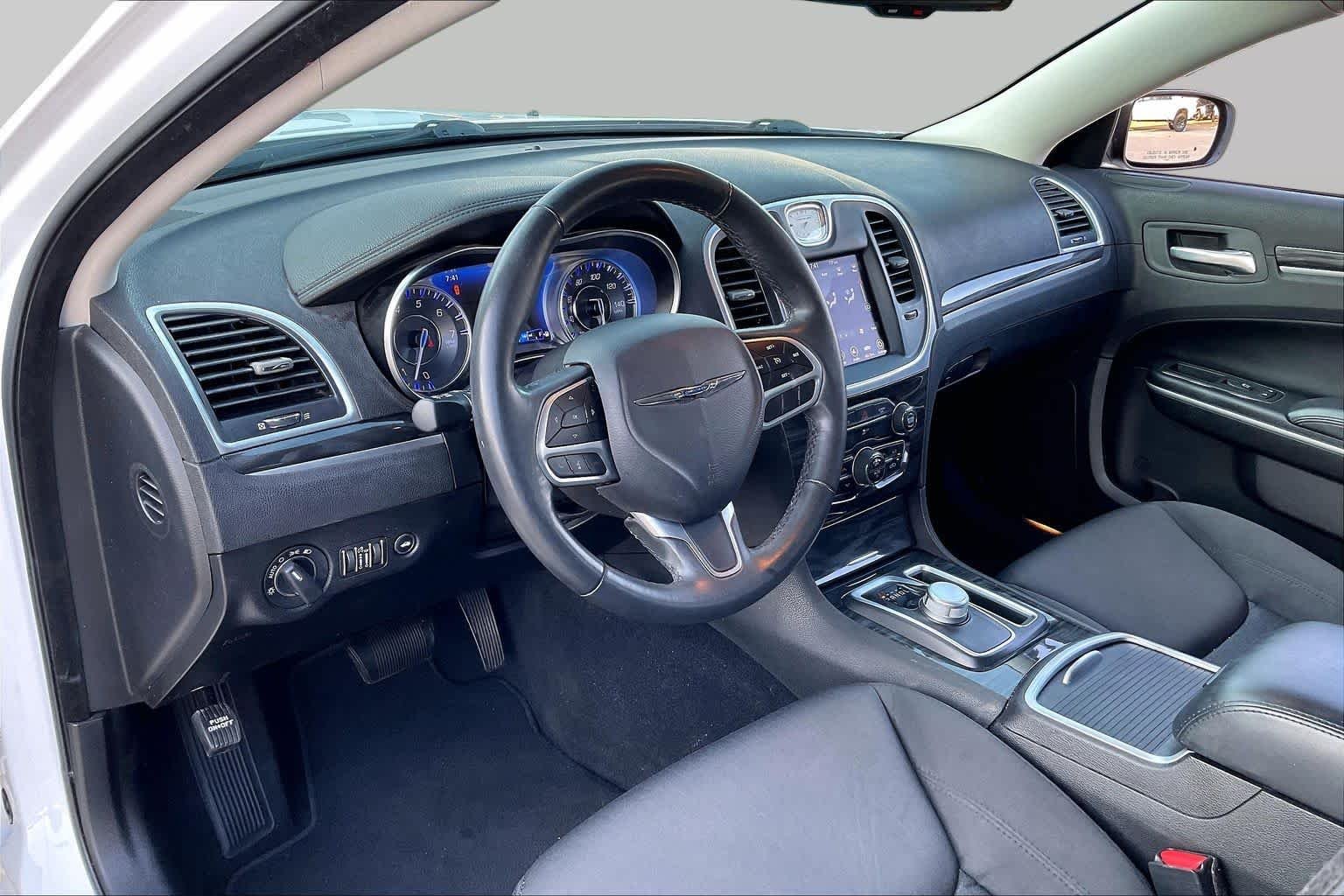 Used 2021 Bright White Clearcoat Chrysler Touring image 15