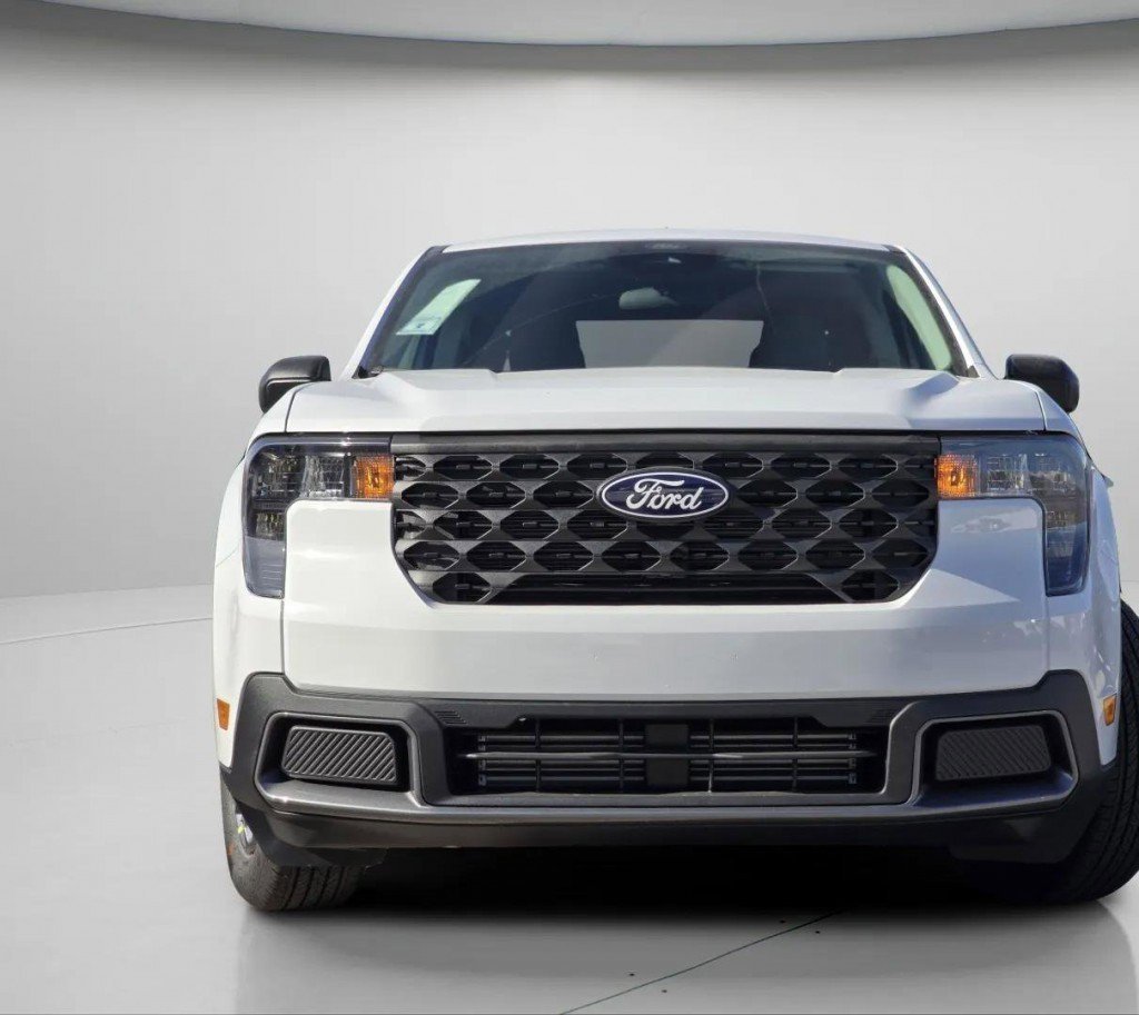 New 2026 Oxford White Ford XLT image 3