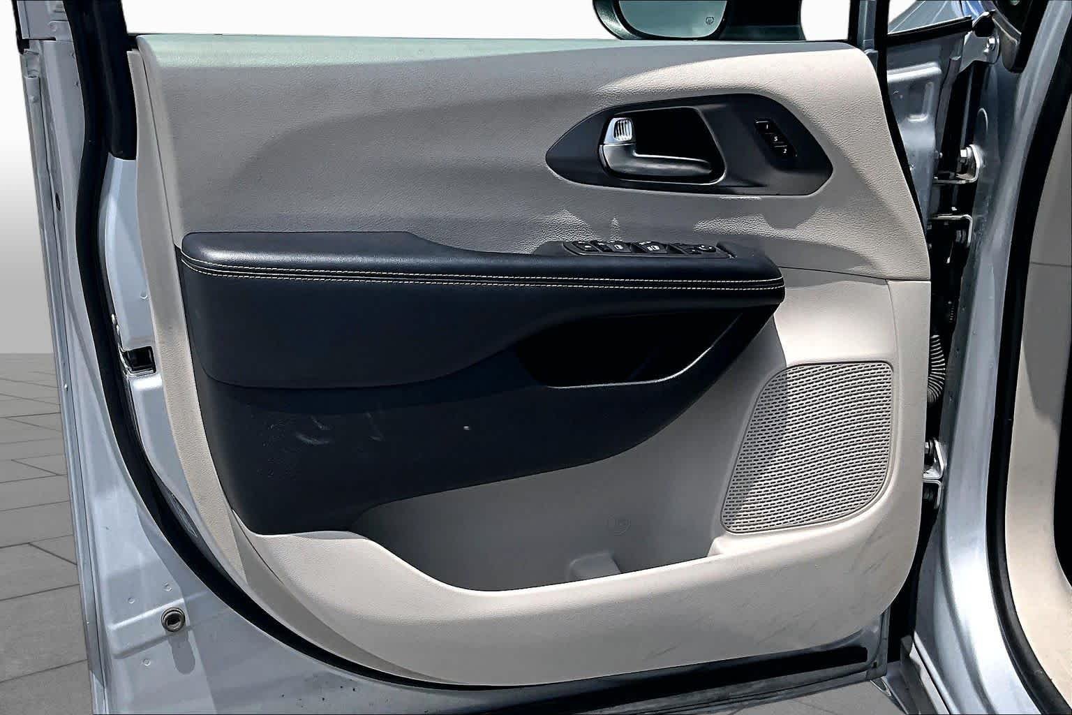 Used 2023 Silver Mist Clearcoat Chrysler Touring L image 22
