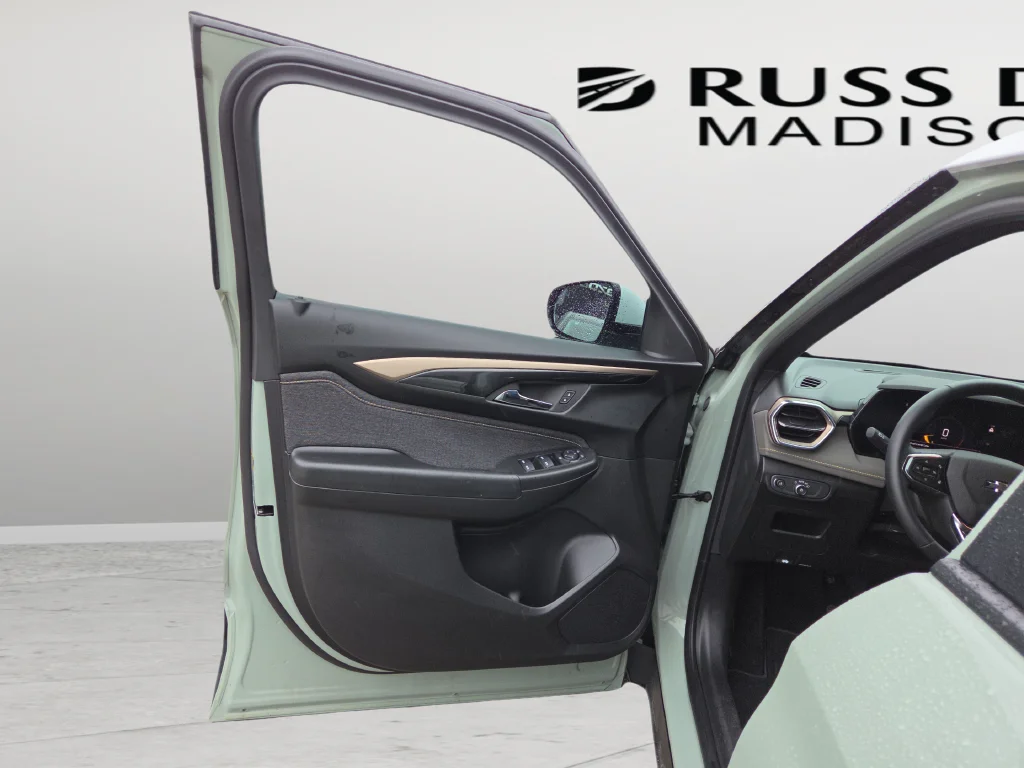 Used 2025 Green Chevrolet ACTIV image 23