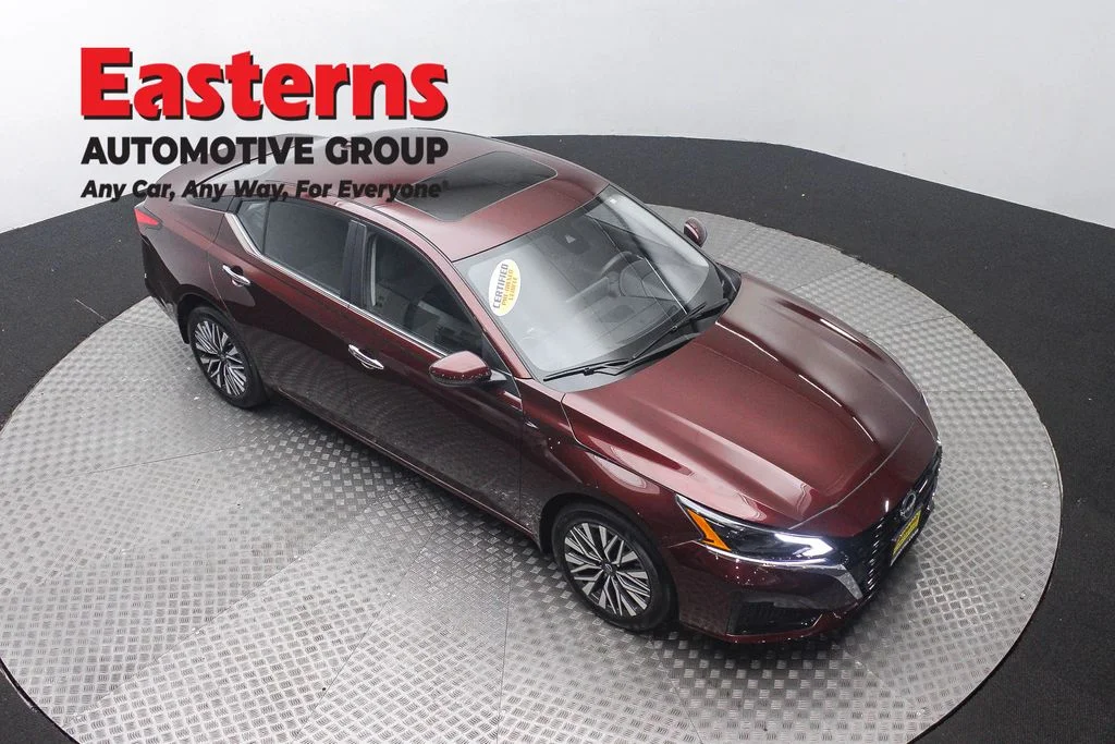 Used 2024 Red Nissan 2.5 SV image 3