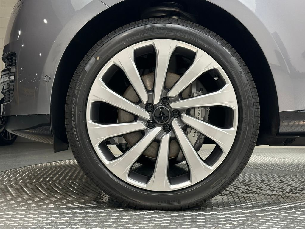 New 2026 Eiger Grey Metallic Land Rover SE image 5