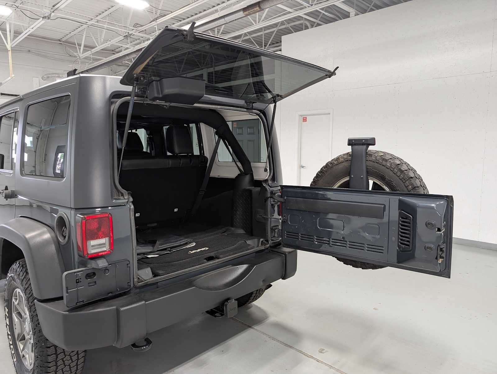 Used 2017 Rhino Clearcoat Jeep Rubicon image 38