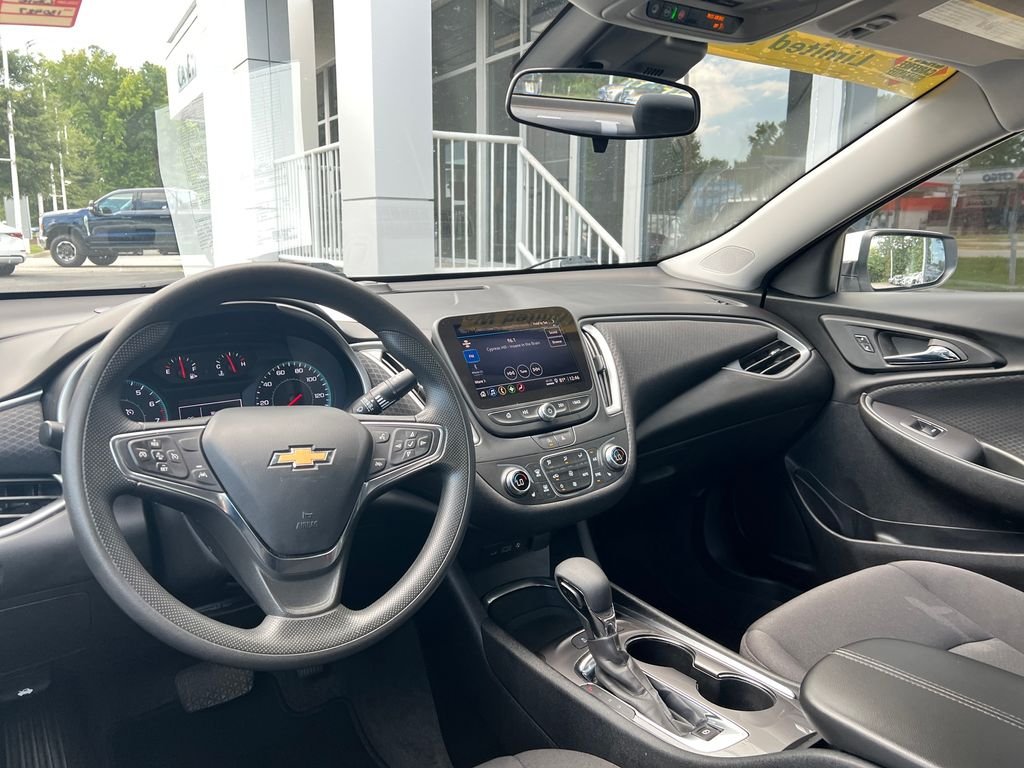 Used 2025 Summit White Chevrolet LT image 24