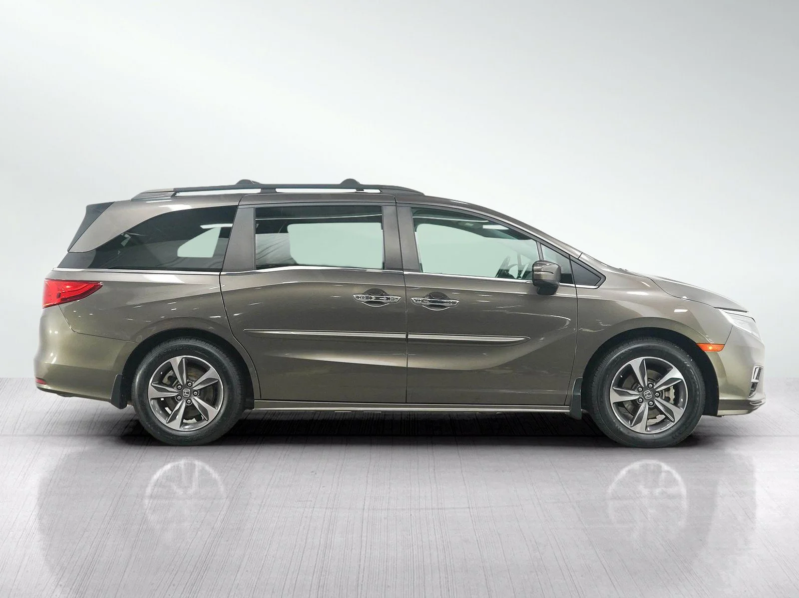 Used 2018 Pacific Pewter Metallic Honda Touring Auto image 7
