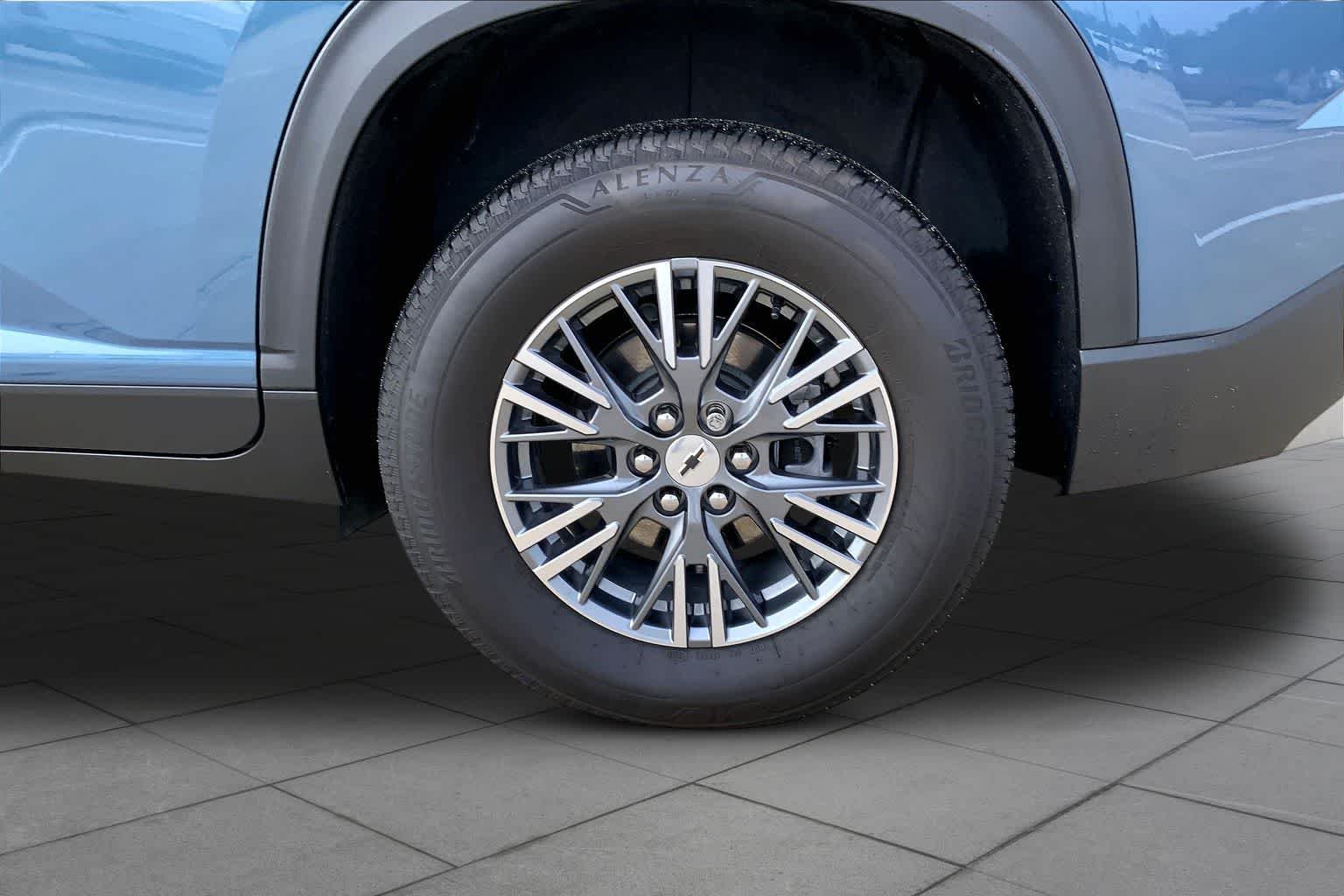 Used 2025 Lakeshore Blue Metallic Chevrolet FWD LT image 11