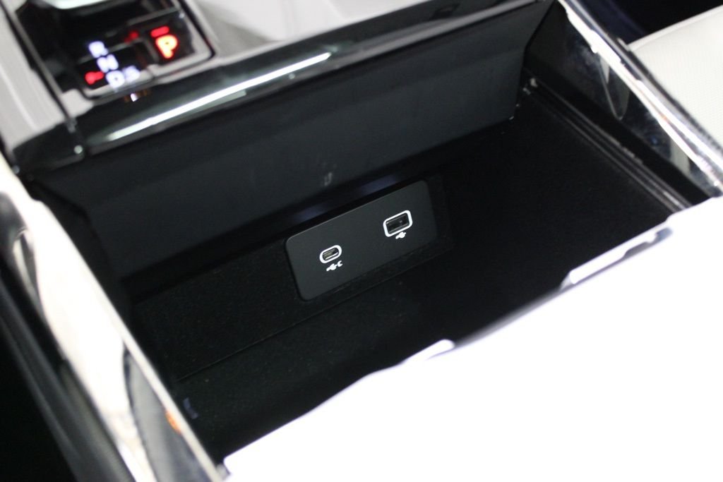 Used 2024  Land Rover SE image 31