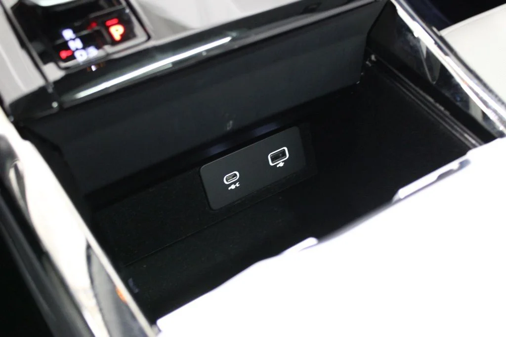 Used 2024 White Land Rover SE image 31
