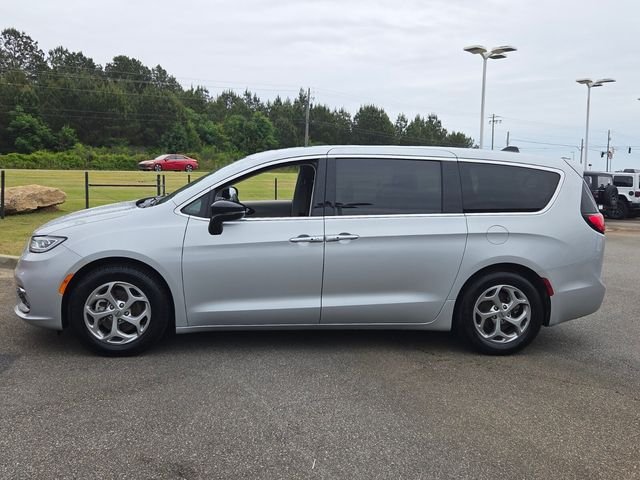 Used 2024 Silver Chrysler Limited image 4