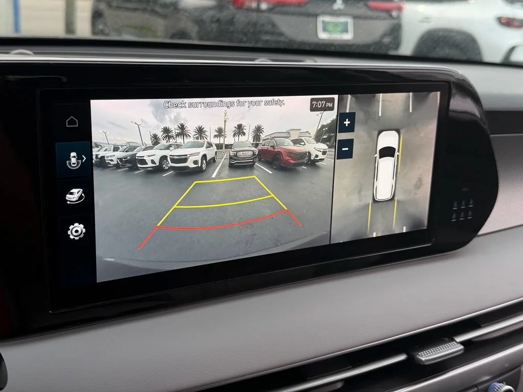 Used 2024 Black Hyundai SEL 8P image 27