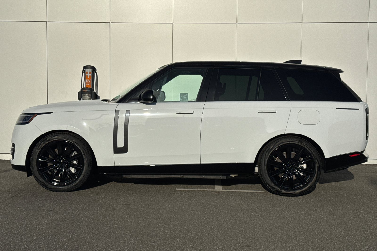 New 2026 Fuji White Land Rover SE image 2