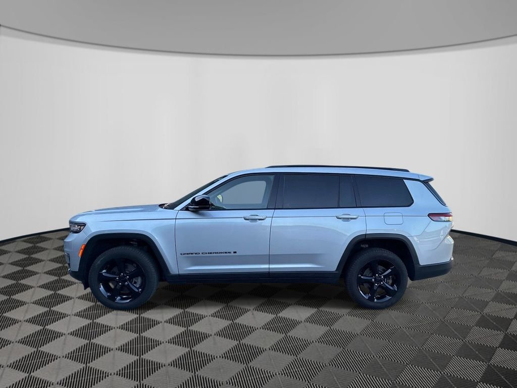 Used 2024 Silver Jeep Limited image 4